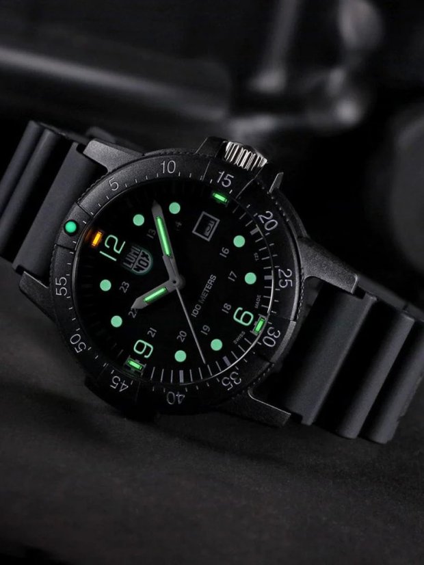 Luminox X2.2001