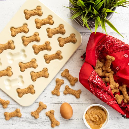 Nordic Ware Puppy Love Treat Pan forma na 16 psích sušienok, 30922