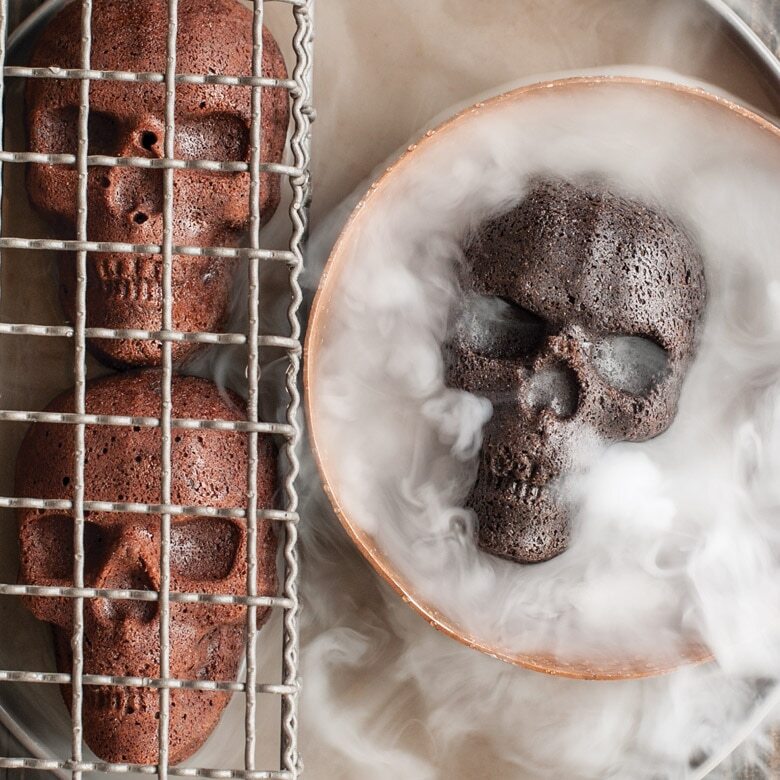 Nordic Ware mini skull cake mould, plate with 6 moulds, bronze, 89448