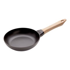 Liatinová panvica Staub, drevená rukoväť, 20 cm, čierna